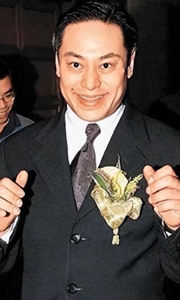 身家30亿，凭一己之力惹翻香港商圈与娱乐圈，这个男人不简单
罗兆辉出生贫苦，14