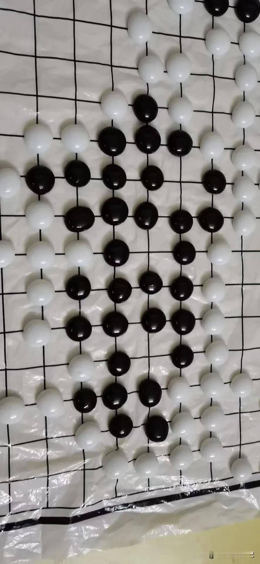 大家帮忙看看这盘棋，黑棋是不是要被吃了？

一位陪孩子学围棋的妈妈发了张照片，求