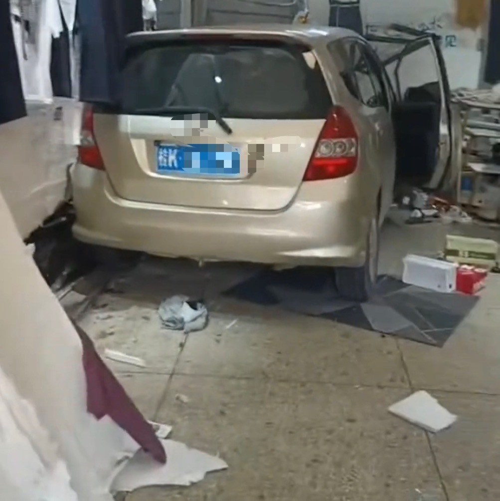 近日，网友反映：玉林绿荫小车冲进一服装店里现场一片狼藉。要赔偿人家的损失？ 玉林