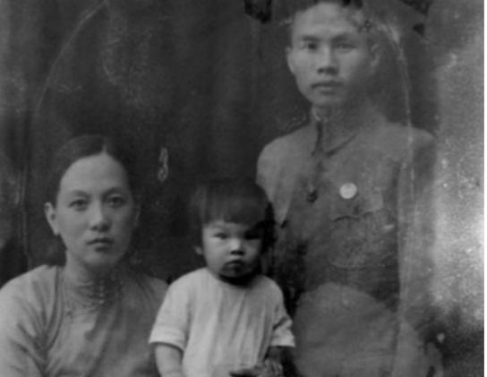 1934年春，周镐被捕，审讯他的是旧友。旧友见到周镐很惊讶，便支开手下人，拿椅子