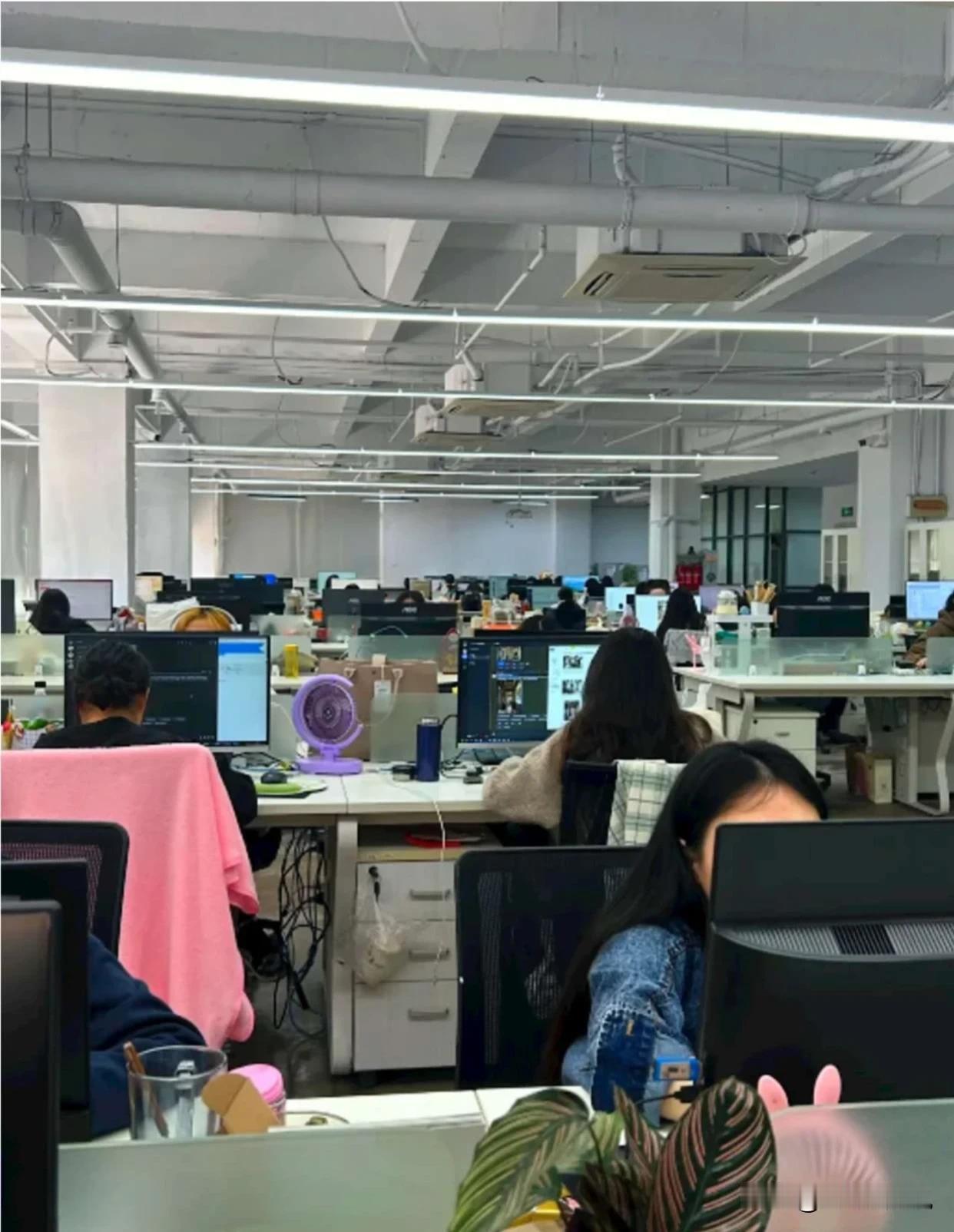 公司下硬指标要求各部门降低20%的经营成本，财务经理直接出大招，提出她部门可以辞