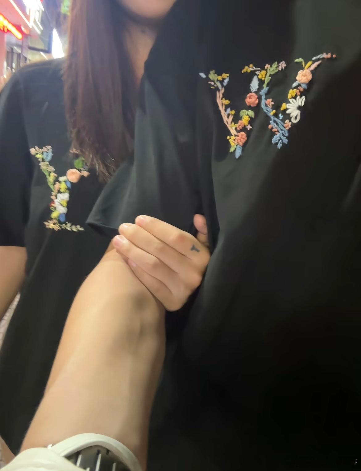 男朋友穿上我自己绣的衣服啦 ​​​