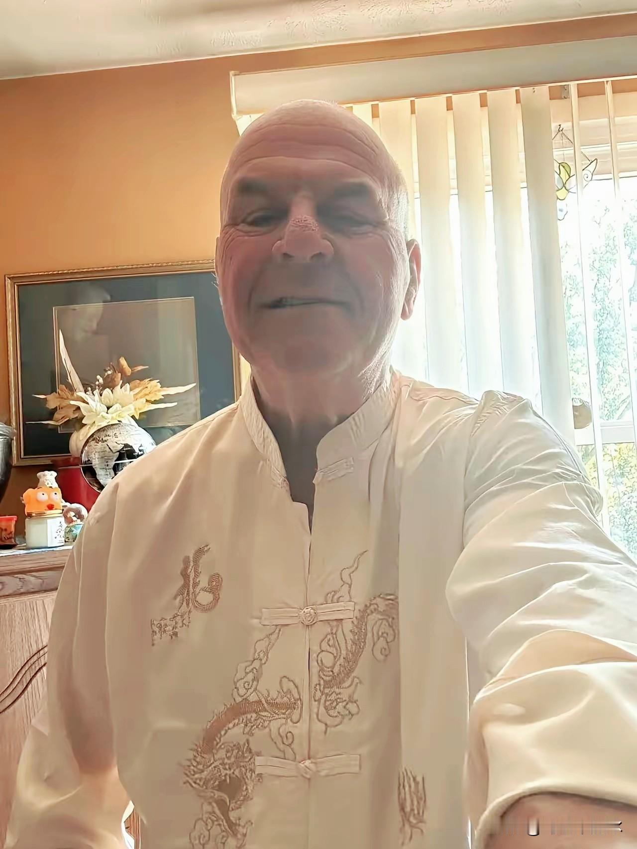 赛考斯那件唐装刚亮相，舆论场就炸了。

米白底色配上龙纹刺绣，这审美确实地道，甚