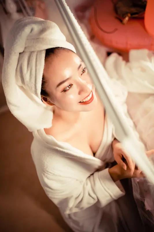 休看洗脚平常事，几人能懂二三分。我第一次遇见她的时候，她拎着箱子站在我的面前，如