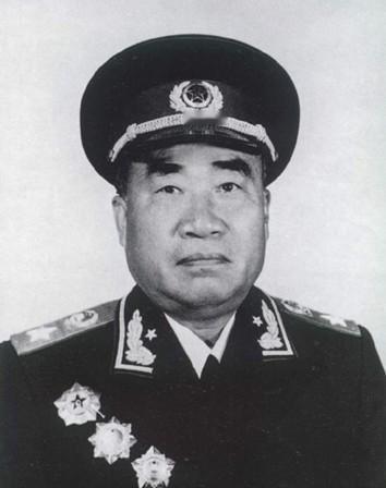 1929年，43岁的朱德与妻子吃饭时，突然10名敌军端着枪踹门而入：“抓住朱德！