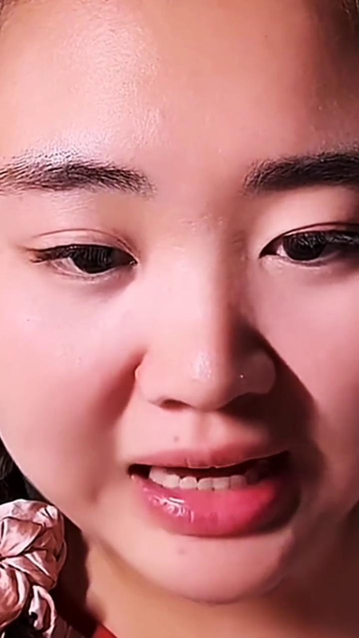 大宝贝刘禹彤。
当然还在读书了。
对，住在北师大。
签名球衣，球队的官方也有签名