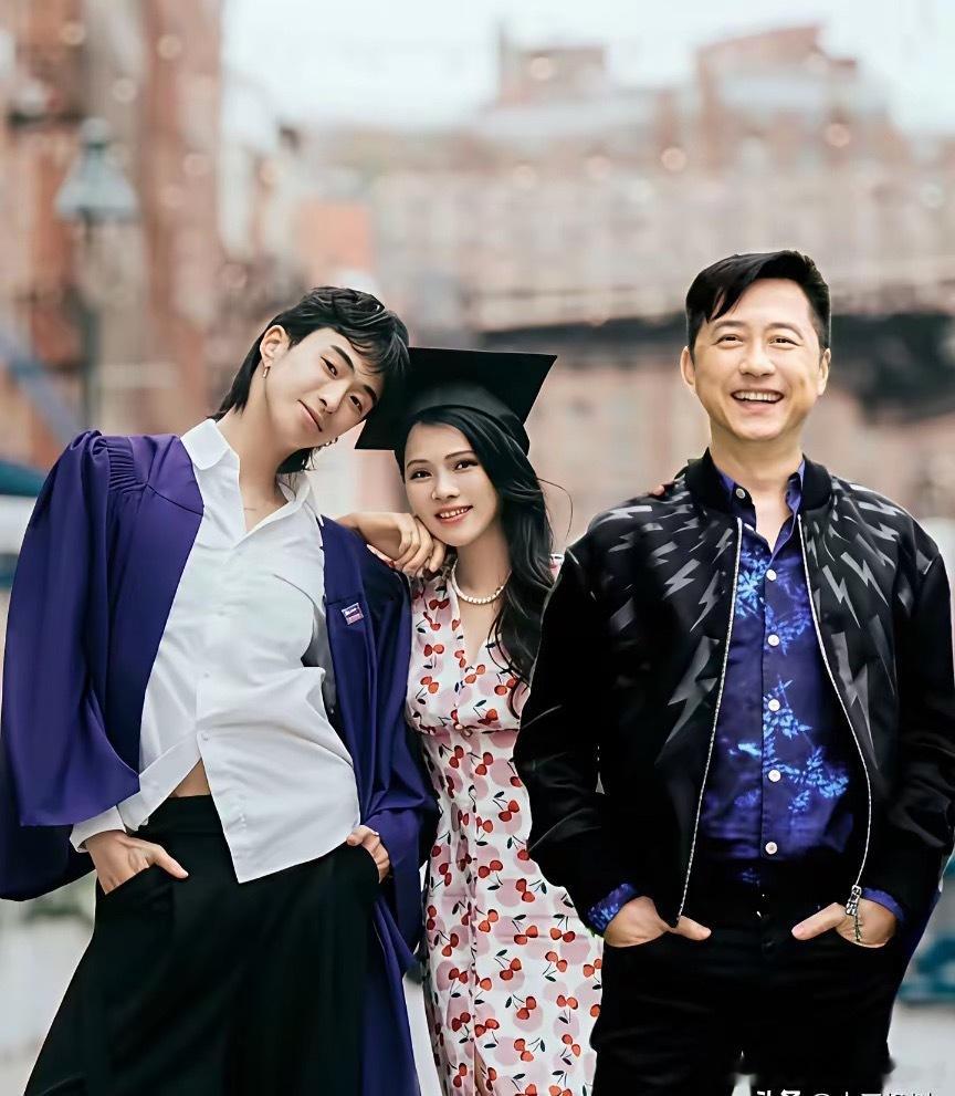 伊能静儿子恩利这样穿还是太有勇气了，好在有个包容的父母可以活出自己想要的样子！ 