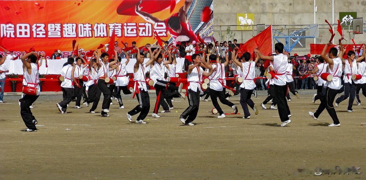 学校运动会是否应该商业化？家长投诉排练花费5000元，请问官方如何回应？
近年来