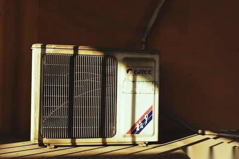 安装师傅刚走，新买的美的空调呼呼地往外冒着冷气，老伴一句话，直接给我浇了个透心凉