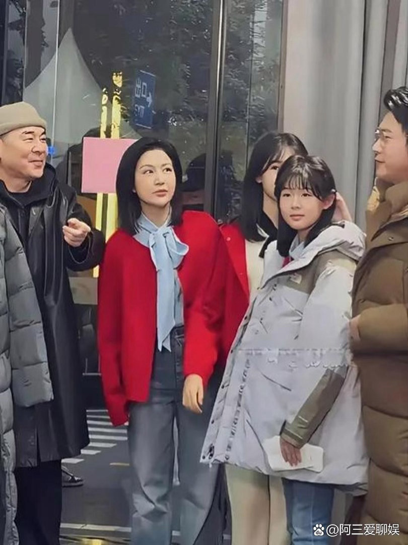 陈建斌见到陆毅的两个女儿，满眼的羡慕都快溢出来了，蒋勤勤在一旁也是满眼喜爱，藏不