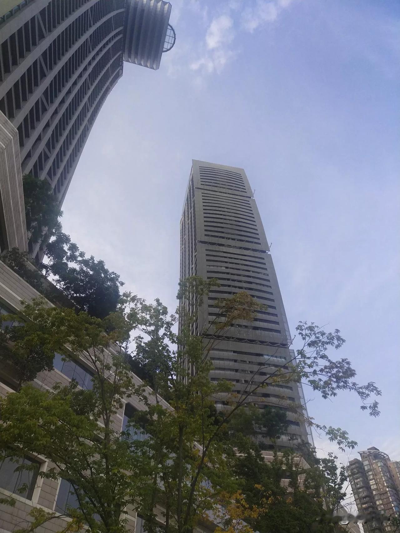重庆人喜欢来福士大楼吗？我怎么觉得这楼不好看，建的非常粗糙，喧宾夺主，朝天门景区