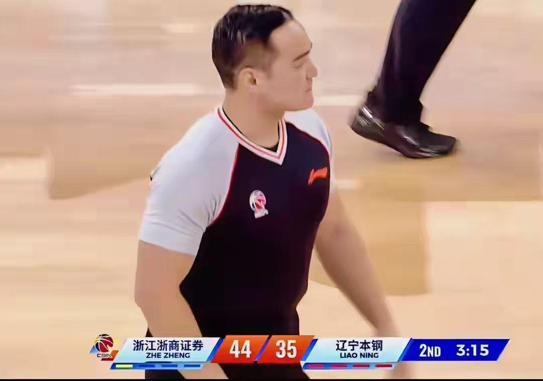 真不是为辽宁男篮输球开脱，输几场球真的无所谓，但是和浙江广厦的比赛裁判确实太业余