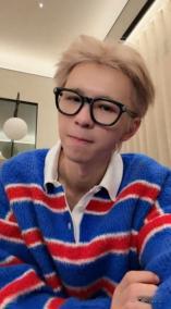 何浩楠素颜直播 何浩楠素颜直播就像一颗璀璨的星星✨！在直播中，他展现出最真实的自