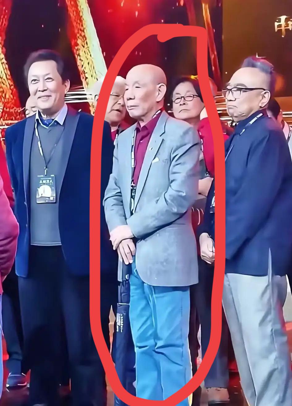 魏宗万走了，
回头一看，
其实早就有信号了。

今年3月他跟《三国演义》老友们聚