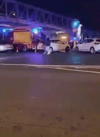 巴黎的埃菲尔铁塔附近昨晚发生恐怖袭击，一名穆斯林男子高喊“真主至大”发动袭击，共