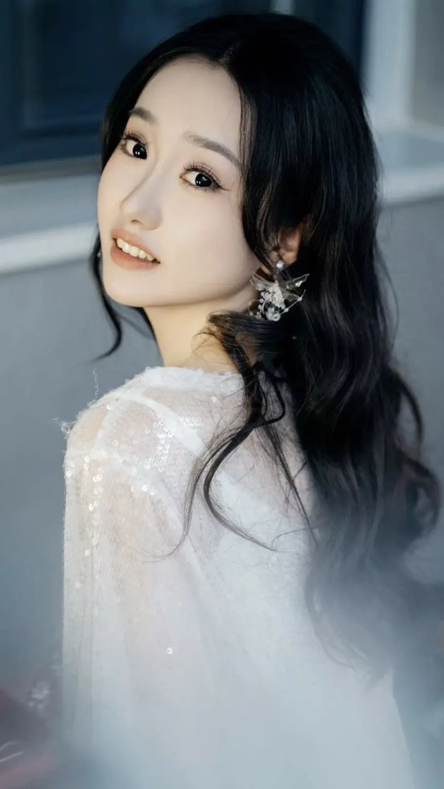 “野生摄影师+家门口小树林=低成本高甜婚礼大片🌲” 朋友结婚，我说...