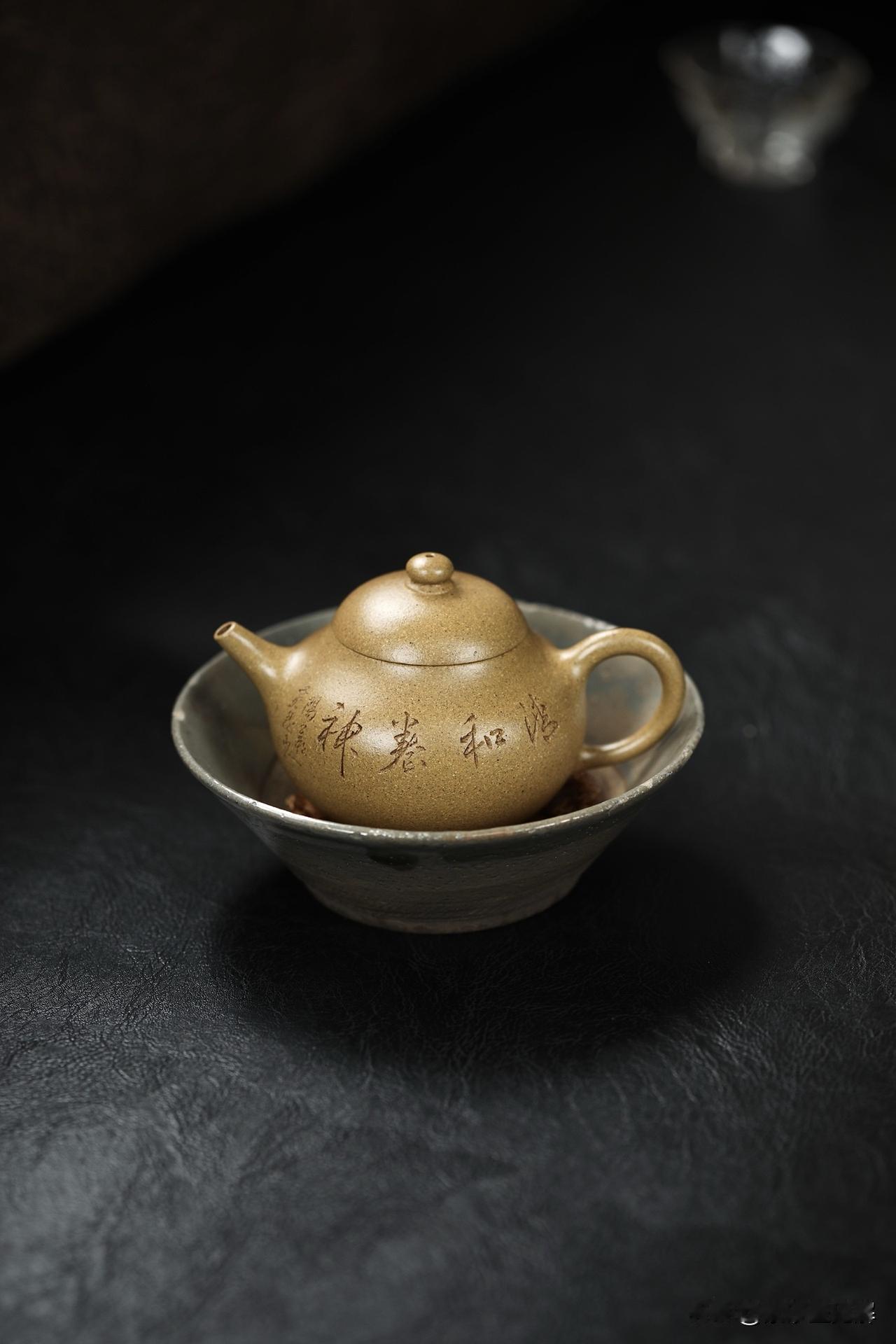 清和丨精品

容量170cc丨原矿段泥

壶身扁圆，古韵悠长，刚柔并济，色泽温润