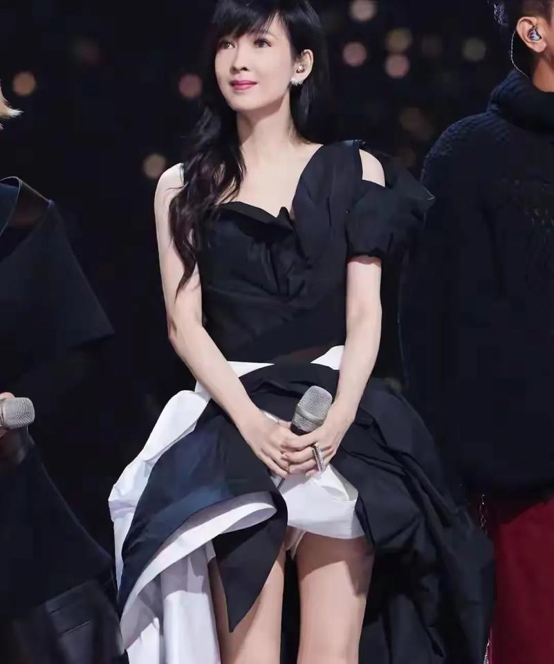 周慧敏不愧是一代女神啊！不愧是当年四大玉女掌门人之一，太美了。现在都已经 53 