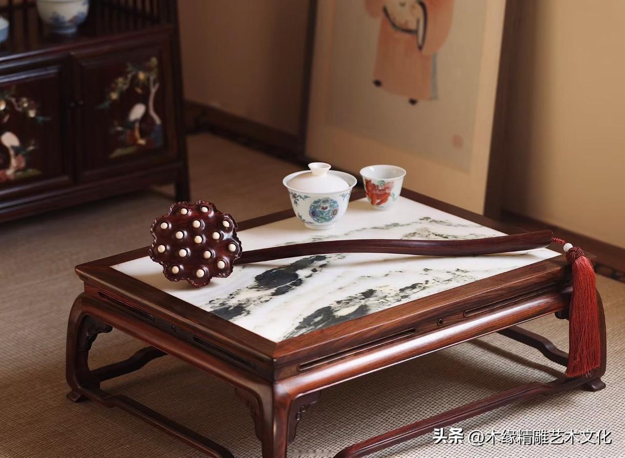 这一柄“莲蓬如意”，是可以慢慢把玩的风景。

小叶紫檀老料，色沉而不闷，光藏在木