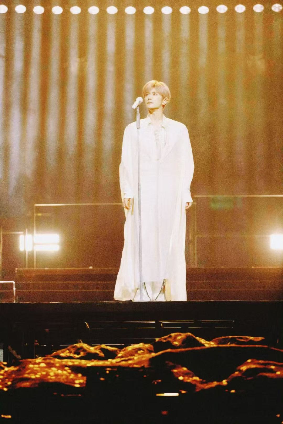 易烊千玺礐嶨演唱会现场照易烊千玺礐嶨演唱会花絮礐嶨演唱会现场照，每一帧画面都极美