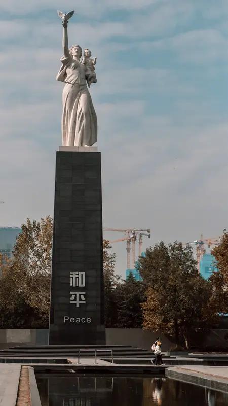 台湾网红“馆长”谈大陆为何不对台动手，他有他的一套看法。其实大陆一直秉持和平统一