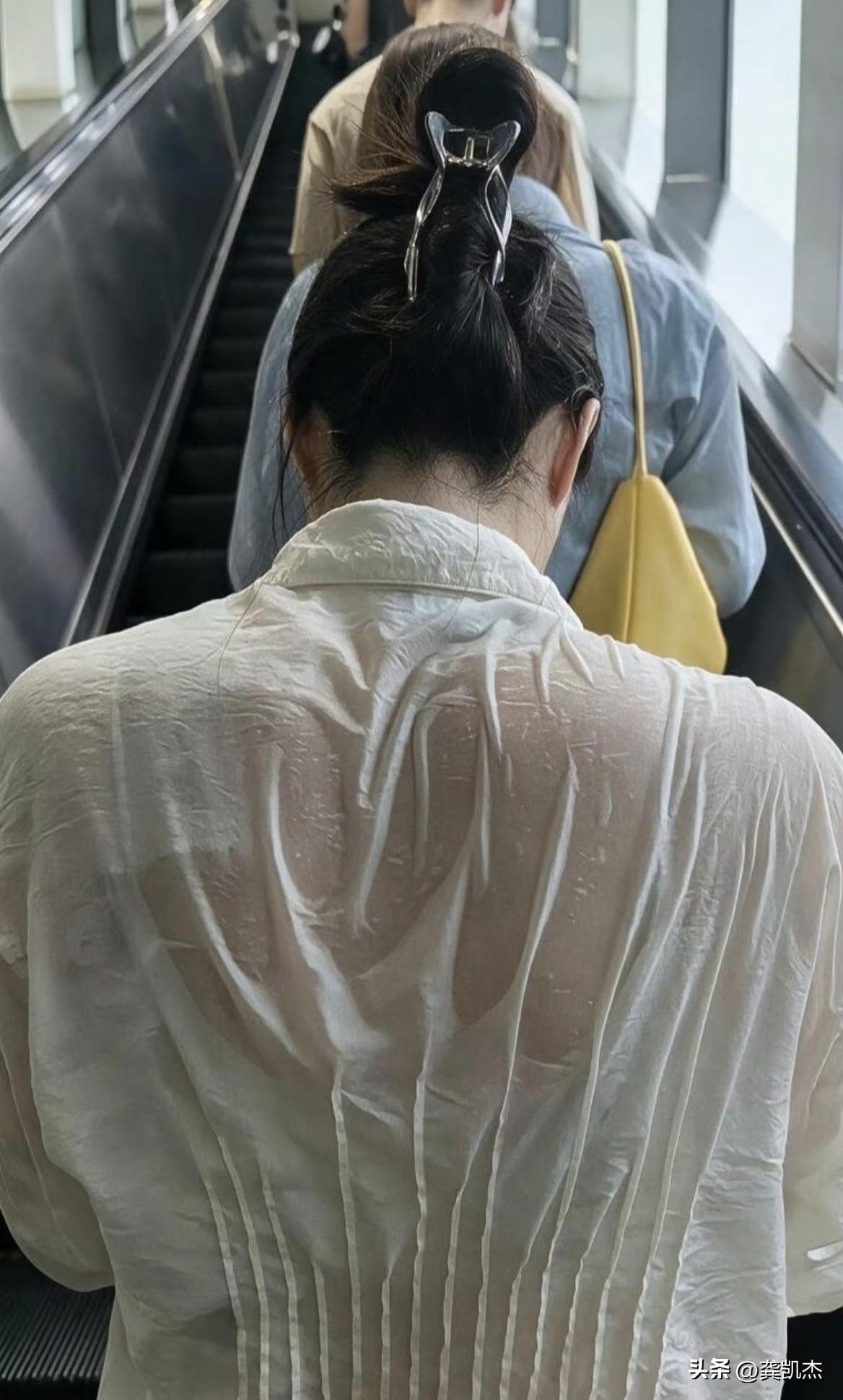 这是淋雨了还是热得汗流浃背？