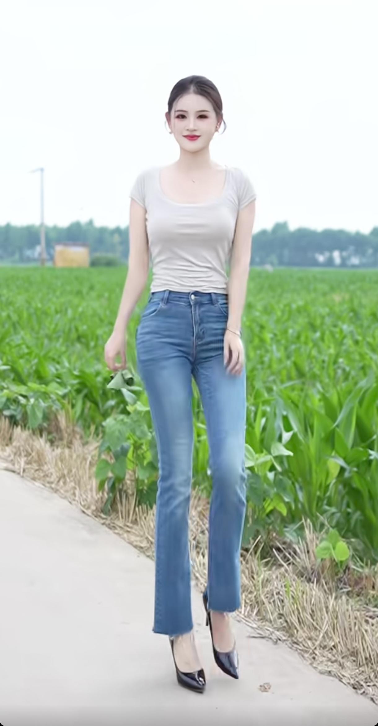 夏日穿搭指南：简约T恤+牛仔裤，轻松自在，享受自然之美！🌿👗👠分享随手拍照