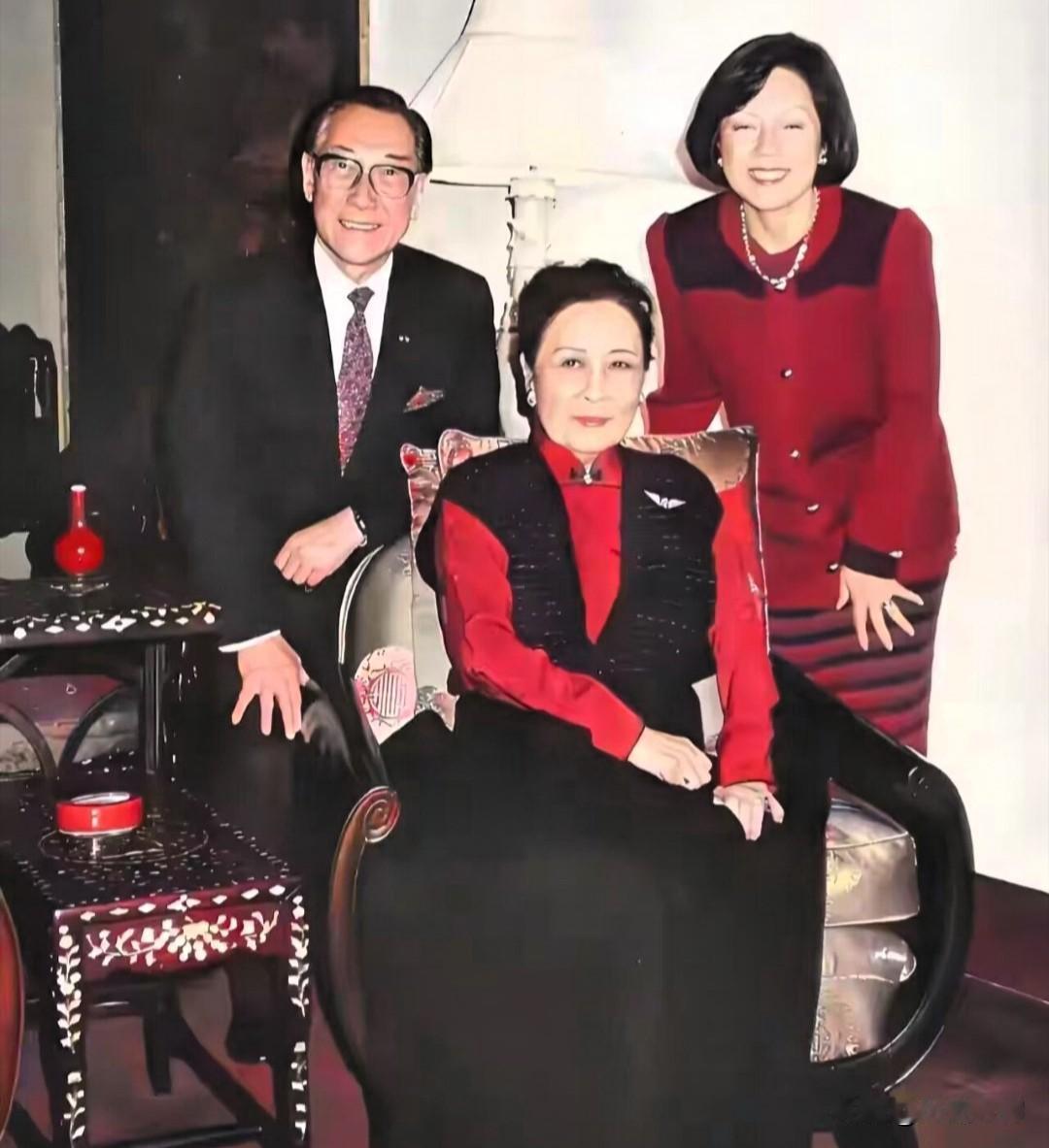 1993年，蒋纬国夫妇专程前来美国探望继母宋美龄，岁月流转，物是人非，这张照片定