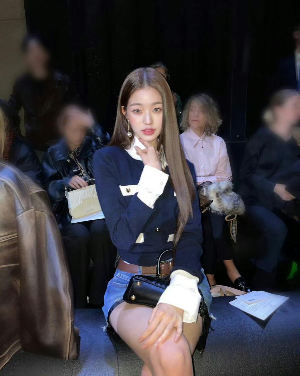 张元英特意把娃娃翻到正面/张元英miumiu巴黎时装周女神好敬业 期待明晚闪耀巴