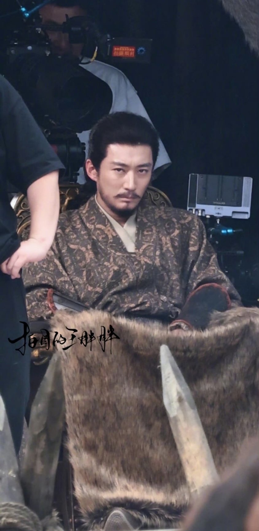 刘学义《江山大同 》拓跋濬造型路透，一上来就演年龄跨度这么大戏份，颠覆了以往的造