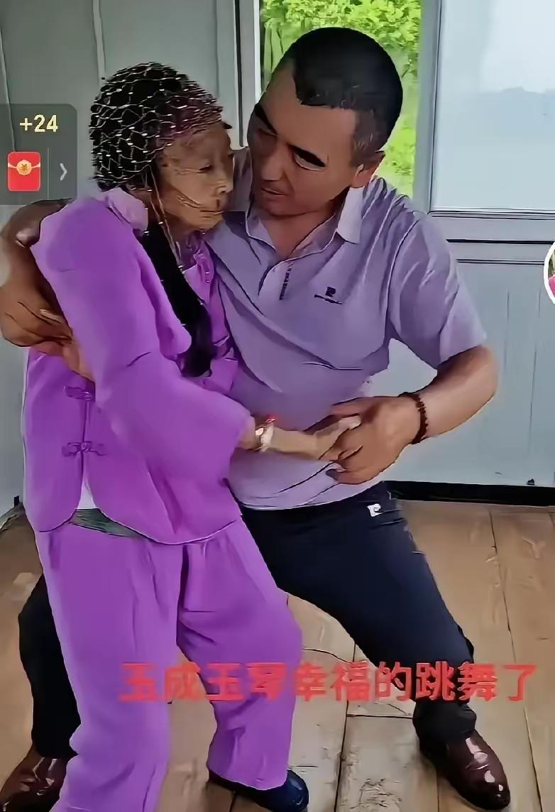 
看着李玉成伺候马玉琴的视频，心里总有种说不出的滋味。

三十多年，人生能有几