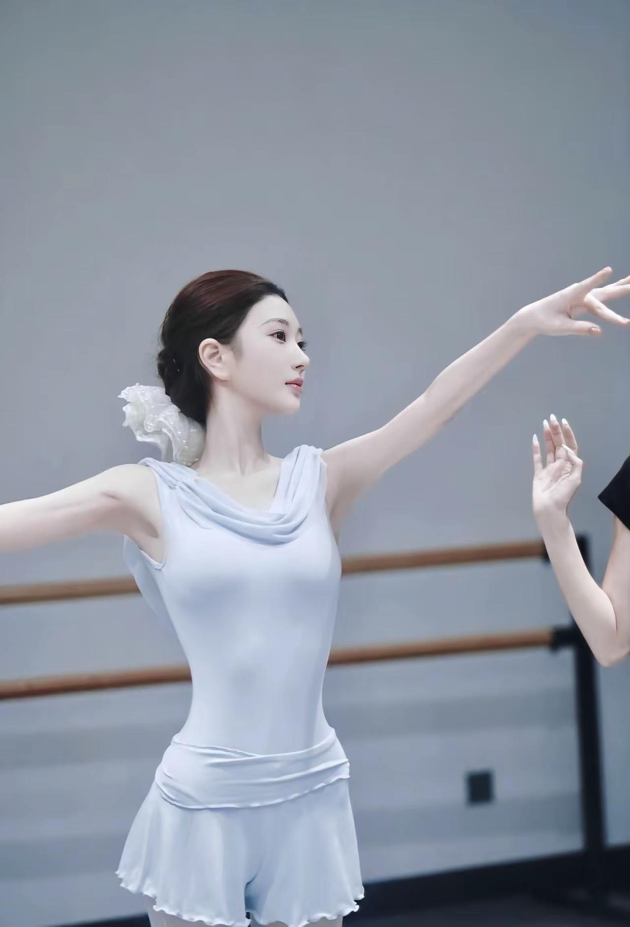 一个穿白色练功服的舞者在练习。人来世间走一趟的意义是什么?