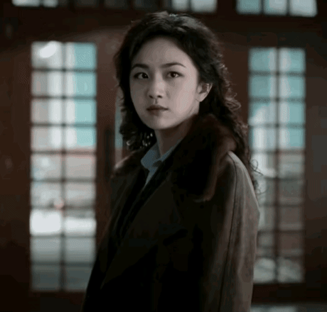 有人把《哈尔滨1944》里的杨幂换成汤唯，不说假话，真的舒服很多。汤唯的五官虽然