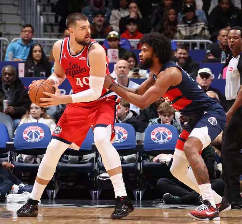 根本不配首发，祖巴茨又被20岁的萨尔打爆了！泰伦卢为什么一直弃用活力四射的尼德豪