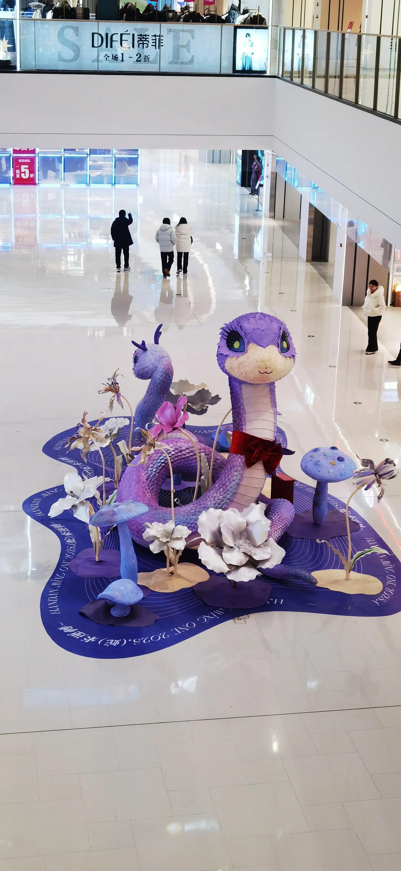 年越来越近了，小蛇盘旋而来，带了的是欢声笑语，是心灵的休憩，昨天已逝，未来一来，