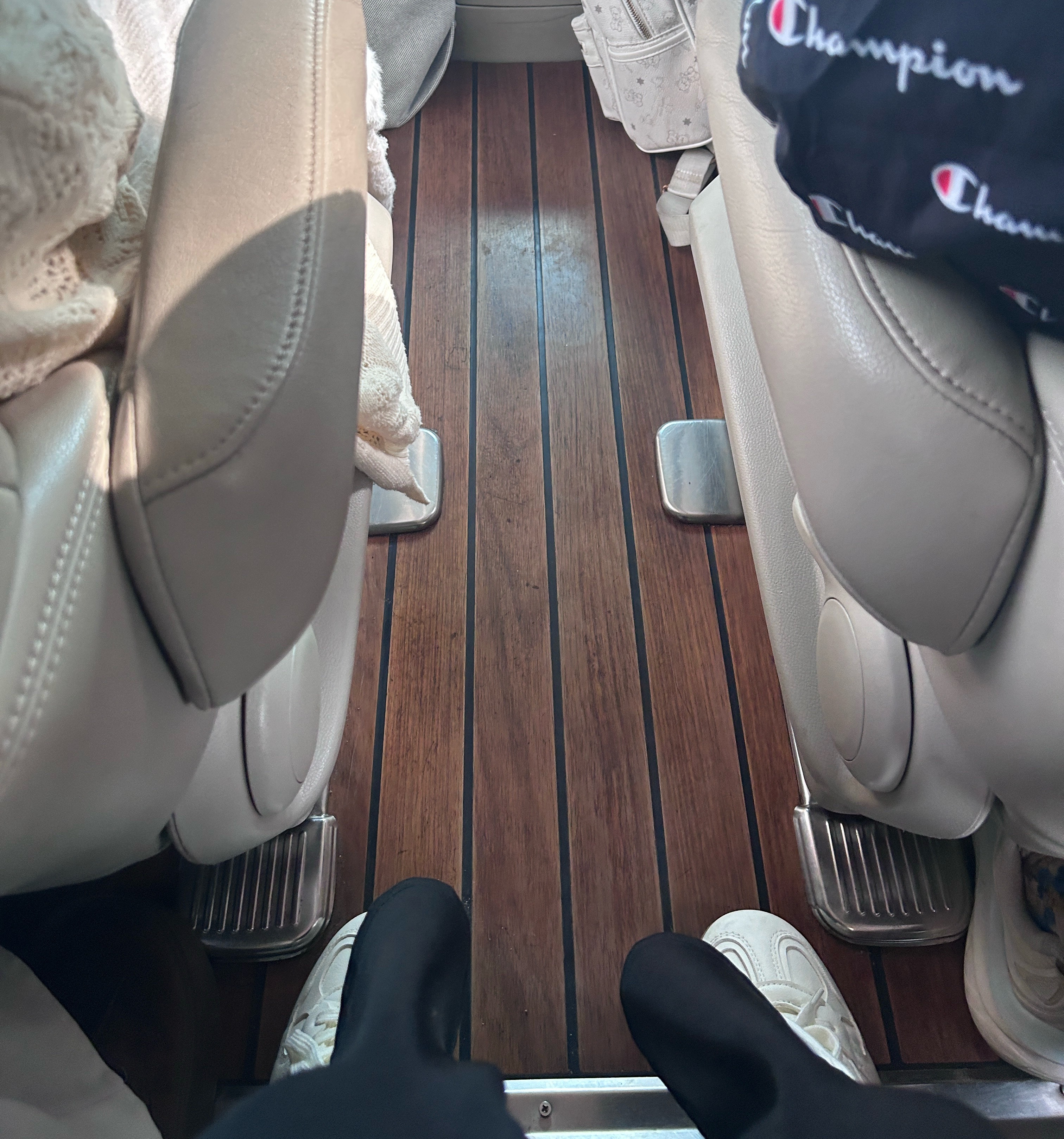 MPV真的三排真的就纯工具属性。当7座都坐满的时候，三排中间座位真的难受，像被罚