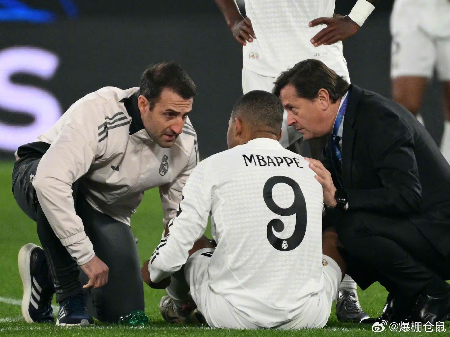 【世界杯前有伤在身】《阿斯报》：姆巴佩因为膝盖问题缺席了对本菲卡的欧冠淘汰赛附加