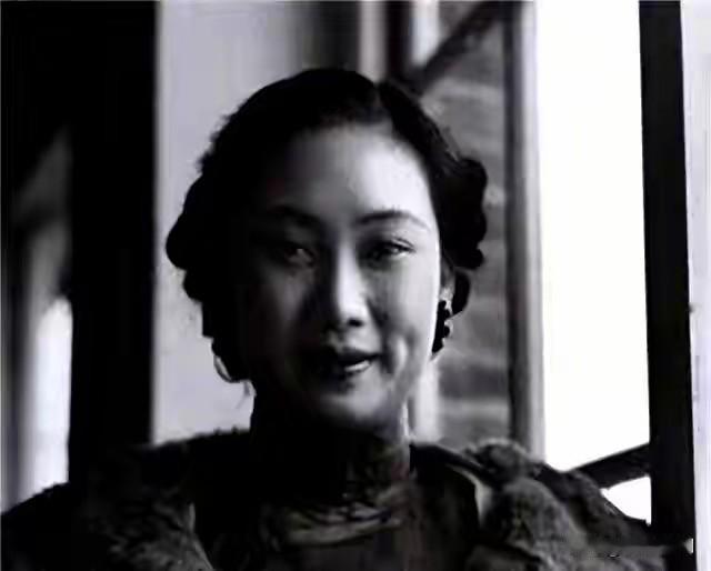 1938年深秋的重庆，军统办公楼的灯光亮到后半夜。41岁的戴笠对着秘书余淑衡摆摆