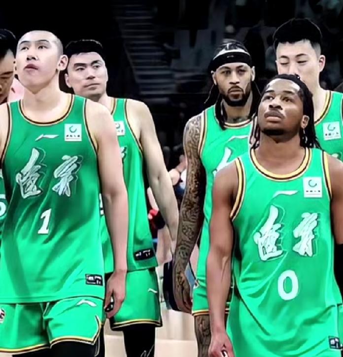 我们辽宁男篮是得罪谁了[捂脸]老是针对我们，每个裁判都偏向，我们教练不能说话，一
