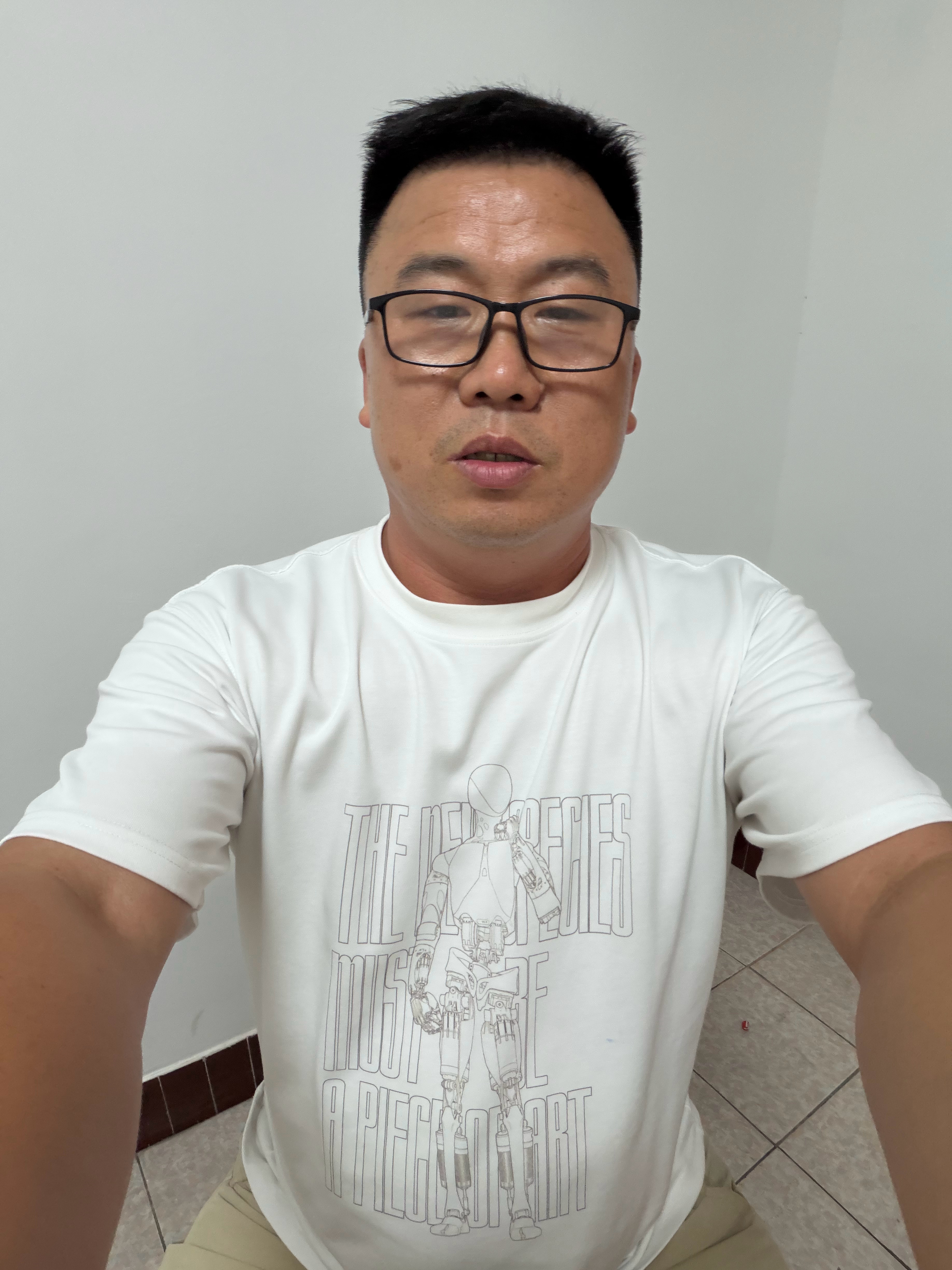 为了庆祝小鹏德国全球发布会，我今天就提前穿上了IRON体恤！