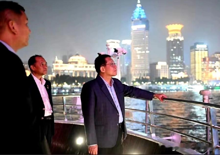 敏大将和缅甸团队夜游上海黄浦江！

其实缅甸也有伊洛瓦底江和萨尔温江，还有很多不