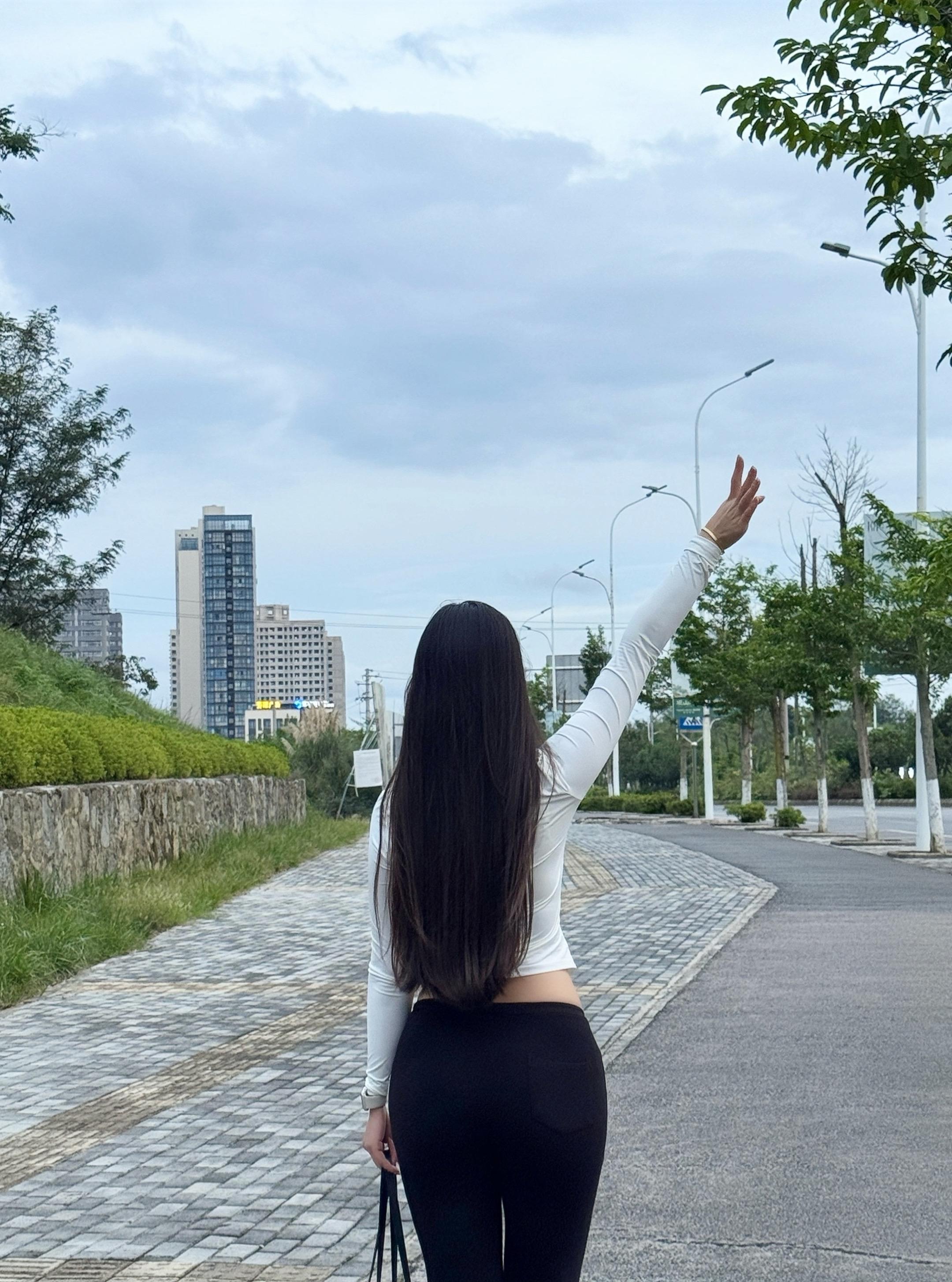 强者的爱是托举，无能的人会说都是因为你。