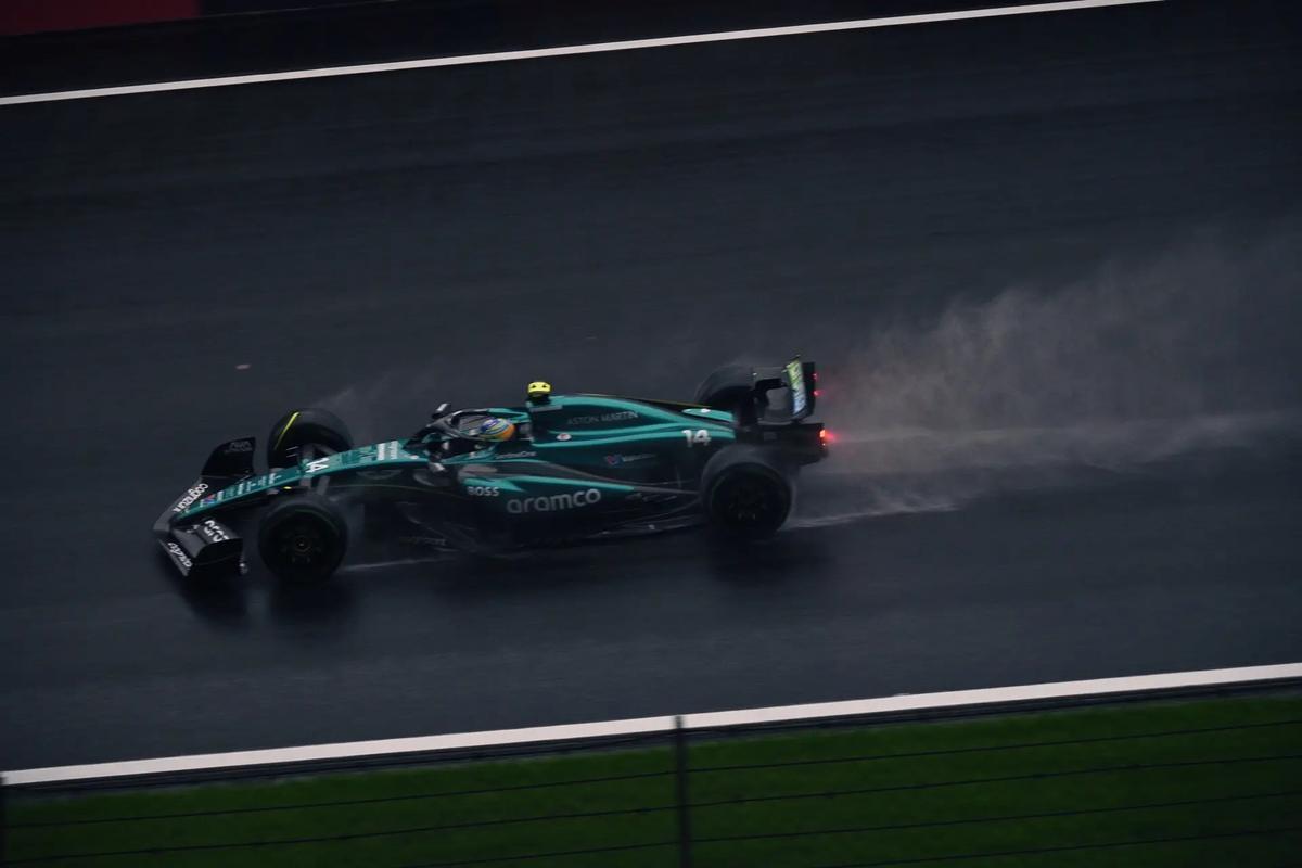F1 匈牙利站有个不成文的规律：几乎每隔几年就会来一场戏剧性的雨战，亨格罗宁赛道