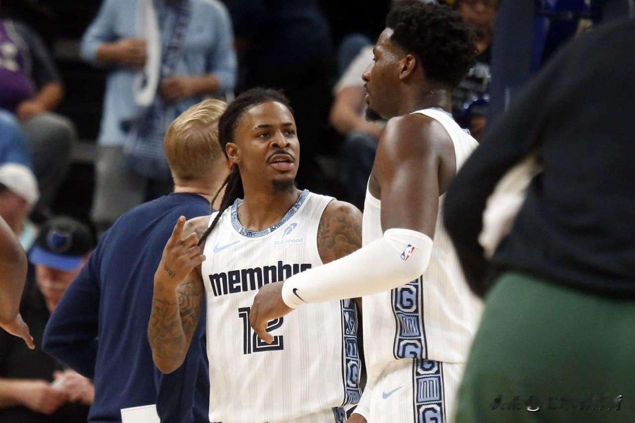 说好的交易莫兰特，怎么突然给3J送走了？
今日灰熊队突然和爵士队完成了一笔交易，