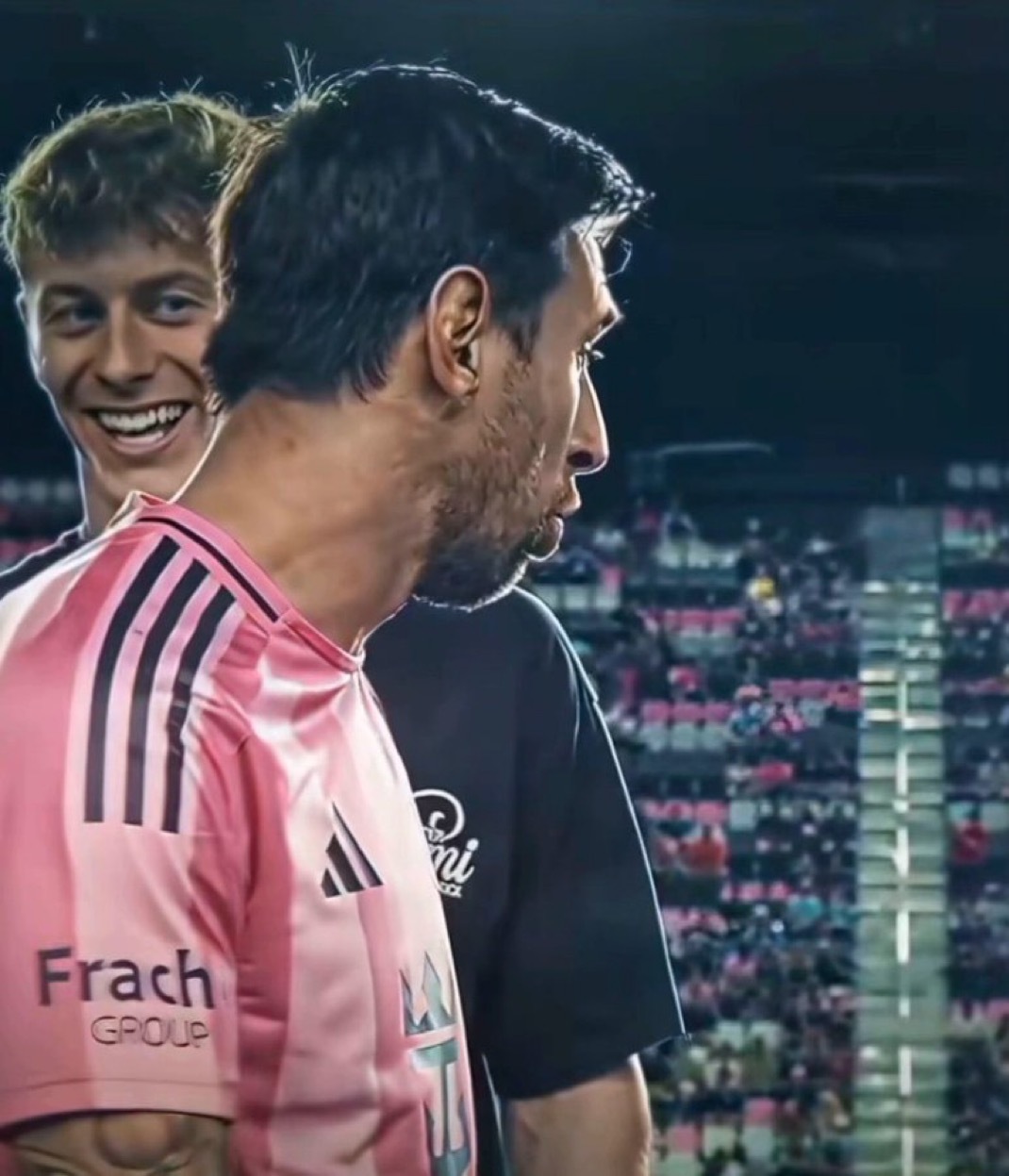 梅西  球迷创意纹身goat🐐，小豚惊成O字圆鼓鼓😯反应也太可爱了吧🥰足坛