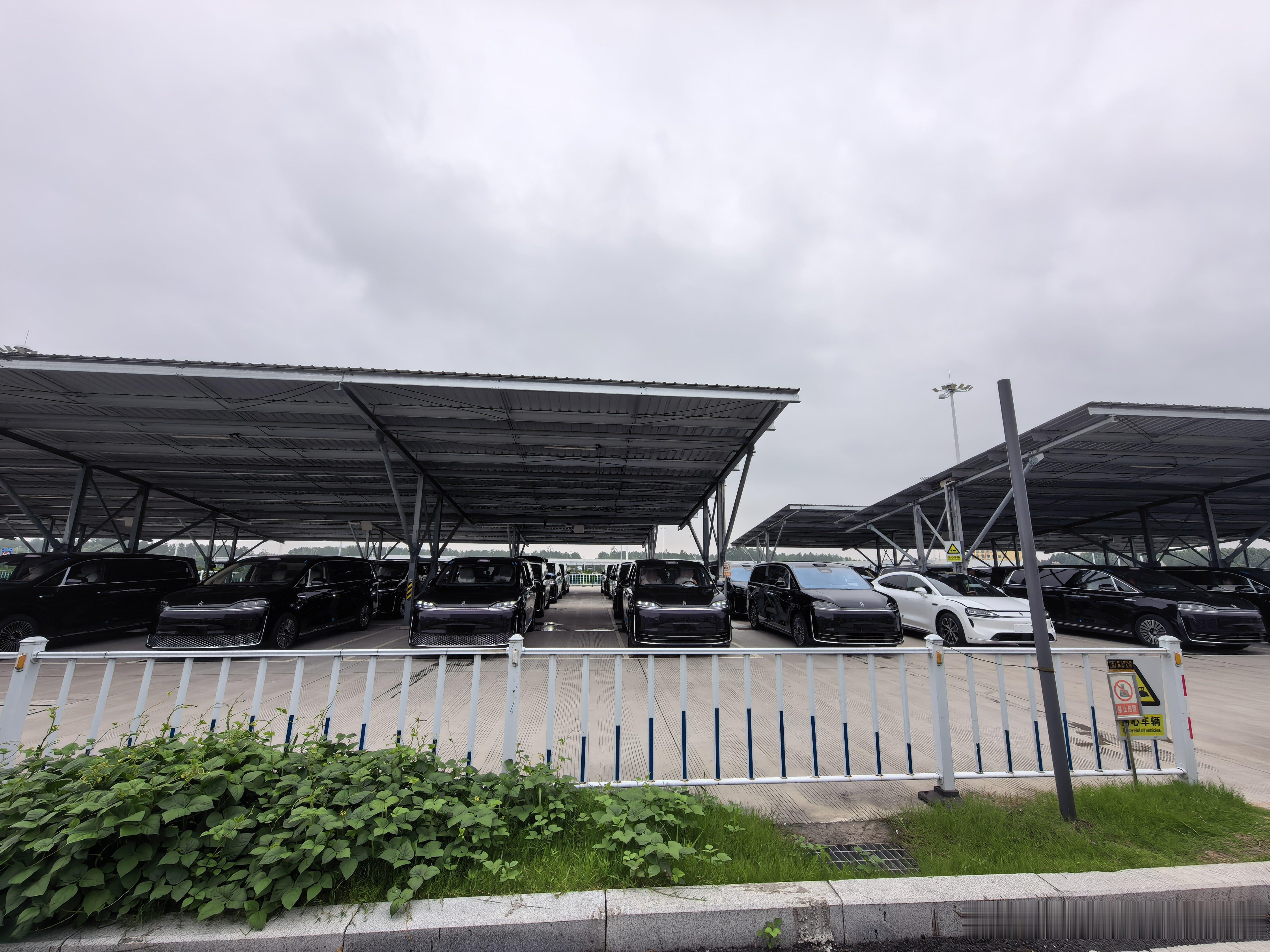 这次的工厂之旅虽然产品信息不能多说，但也有不少东西可以分享一下，随行的工程师都比