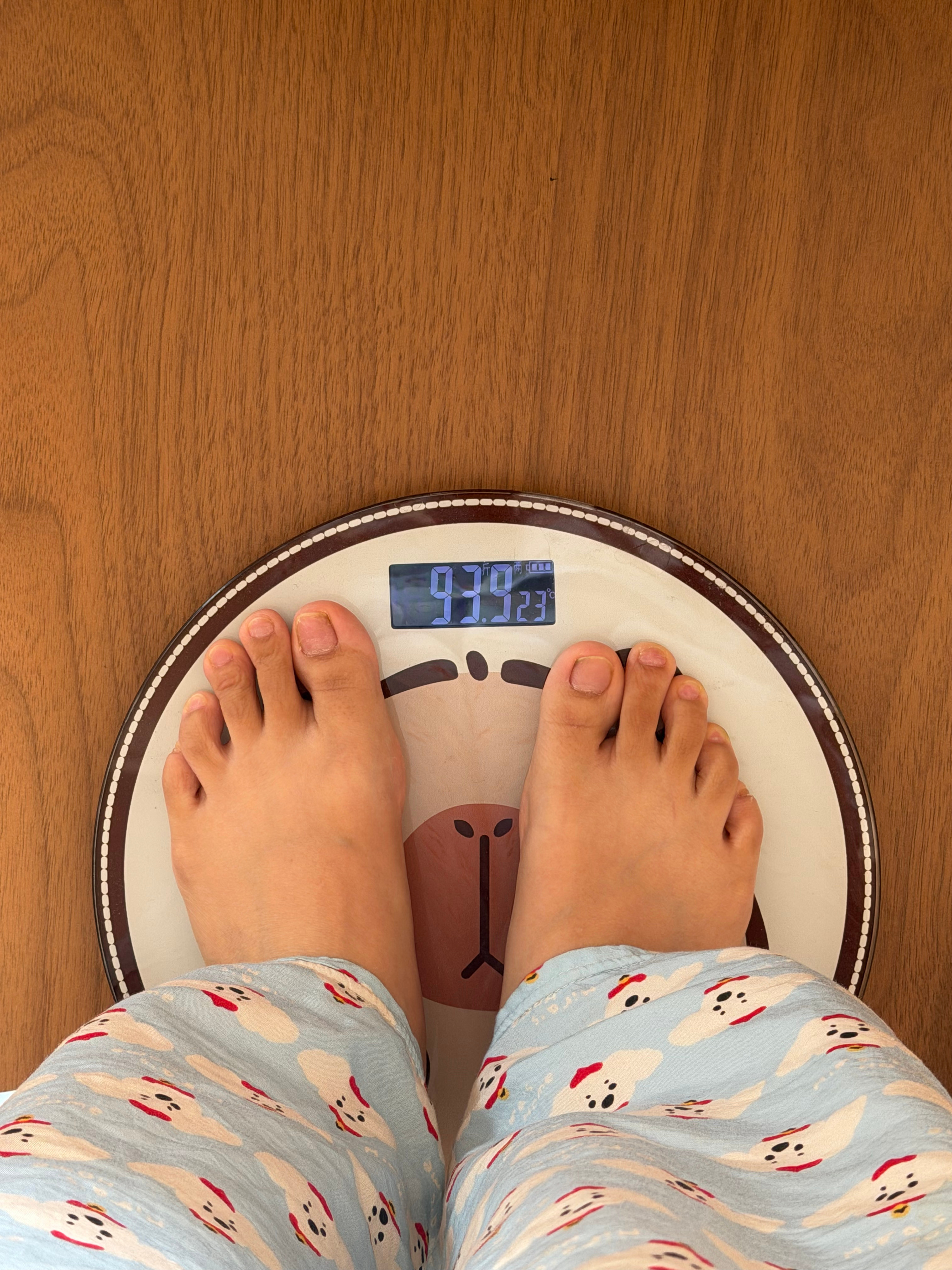 诶呦我  这昨天哭完还瘦了今天体重93.9 我滴妈前段时间95～97徘徊了有1个