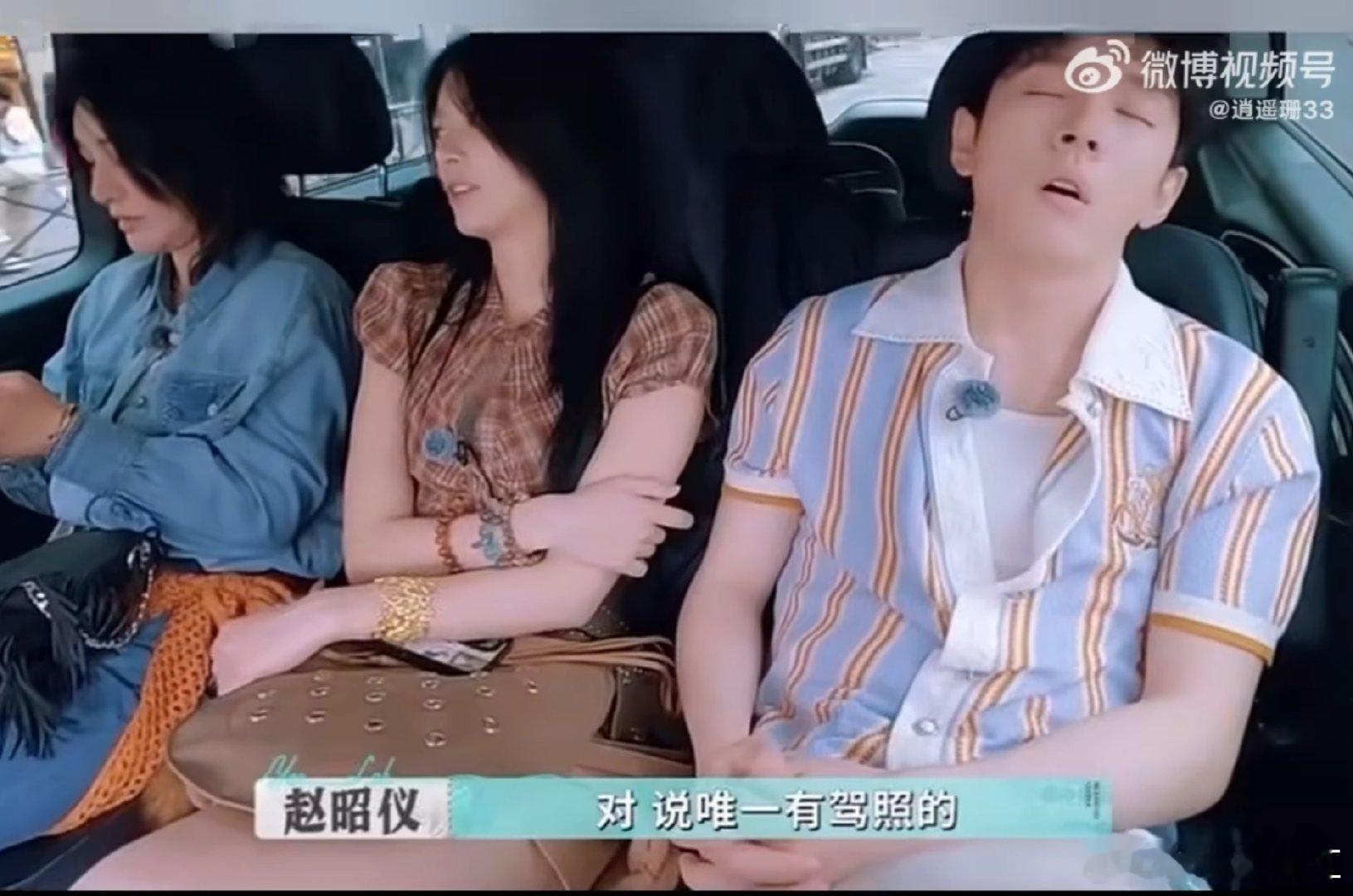 李佳琦被催考驾照，和我被闺蜜催练车时的反应一模一样：嘴上答应，身体不动尚雯婕催李