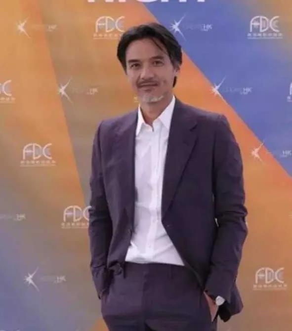 近日，舒淇老公冯德伦出席了第76届戛纳电影节活动，引起了广泛关注。冯德伦在现场身