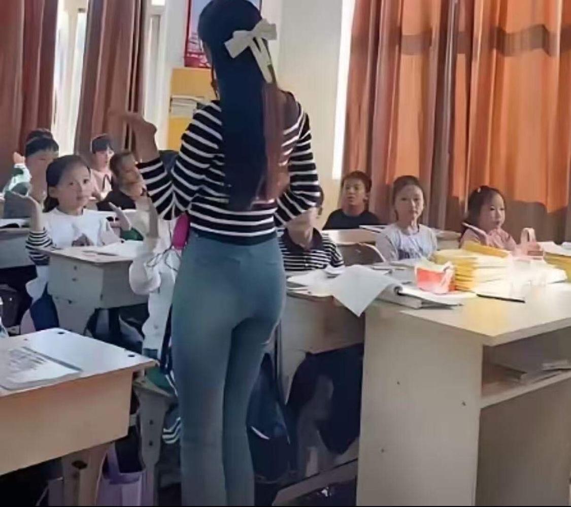 万万没想到！女司机脚踹保安后被反手扇了一记耳光，在全网骂女司机活该的时候，事情却